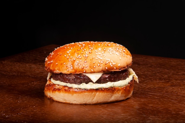 Einfacher Cheeseburger mit Sesambrötchen-Fleischkäse und Mayonnaise