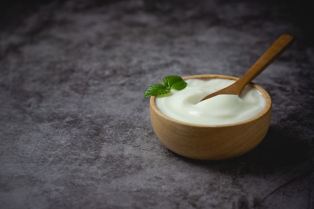 Einfacher Joghurt in der Holzschale auf dem Tisch