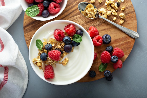 Einfacher Joghurt mit Muesli auf der Seite