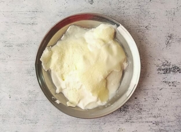 Einfacher Joghurt oder Dahi serviert in einem Teller isoliert auf dem Hintergrund Draufsicht auf indische und pakistanische Desi-Speisen