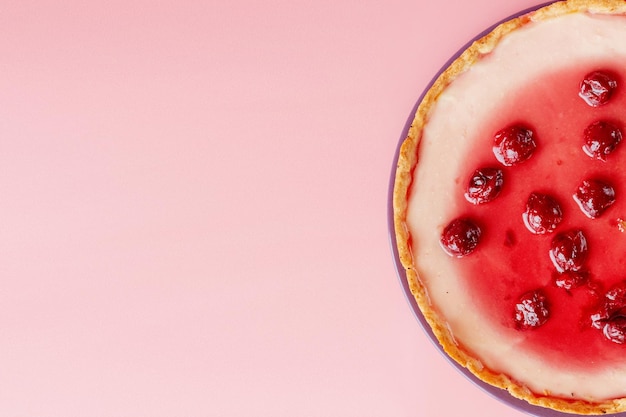 Einfacher Käsekuchen mit Kirschgelee auf Platte Detailansicht mit Kopierbereich