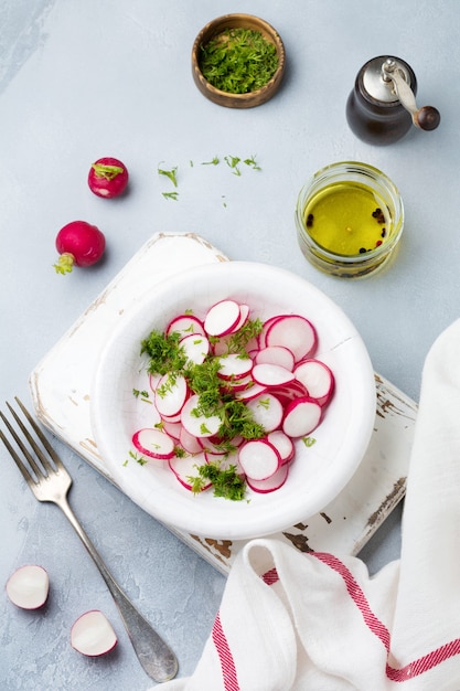 Einfacher Salat aus frischem Rettich mit Dill