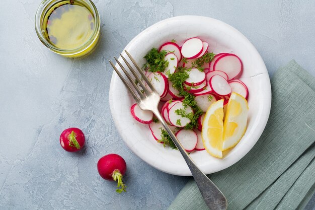 Einfacher Salat aus frischem Rettich mit Dill