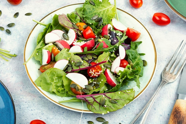 Einfacher Salat mit Radieschen, Tomaten und Sesam. Gesunde Ernährung