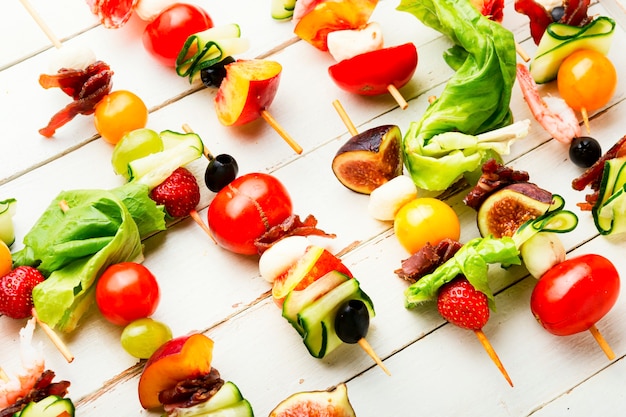 Einfacher Snack aus Gemüse, Obst, Fleisch und Meeresfrüchten