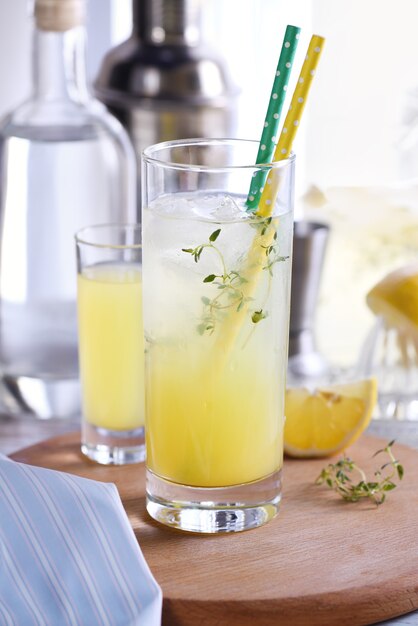 Einfacher Sommercocktail (Limoncello) frischer Zitronensaft, Wodka und Limonade oder Mineralwasser.