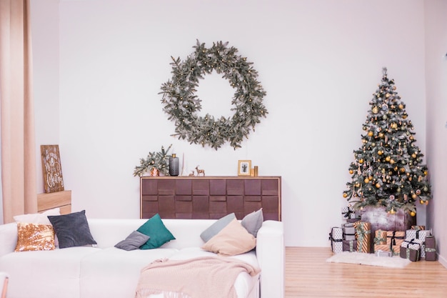 Einfacher und stilvoller Innenraum in der Weihnachtszeit