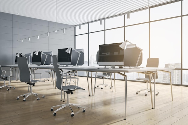 Einfaches Coworking-Büro aus Beton und Holz mit Fenster und Blick auf die Stadt, Tageslicht und Möbel 3D-Rendering