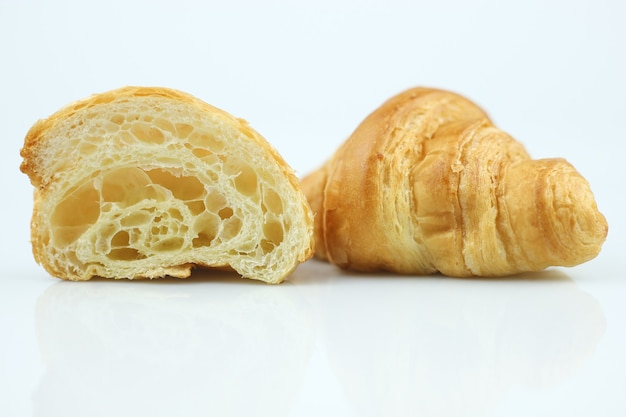 Einfaches Croissant auf weißem Hintergrund