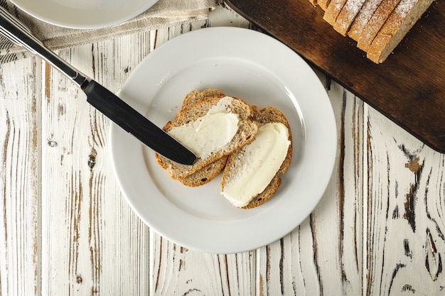 Einfaches Frühstück. Geröstetes Brot mit Butter bedeckt