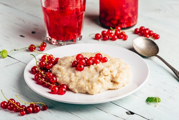 Foto einfaches frühstück mit haferbrei und aufgegossenem wasser