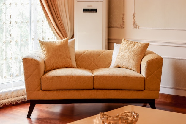 Foto einfaches goldenes sofa