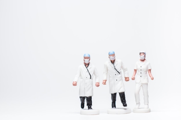 Einfaches konzeptionelles Foto Minifigur Ärzte und Krankenschwestern Minifigur Evakuierung infizierter Patienten