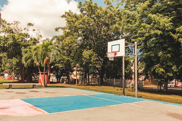 Einfaches städtisches Basketballplatzporträt der Straße vom Parque la Merced Puerto Rico am Abend.