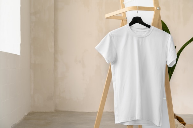 Einfaches weißes Baumwoll-T-Shirt auf Kleiderbügel für Ihr Design