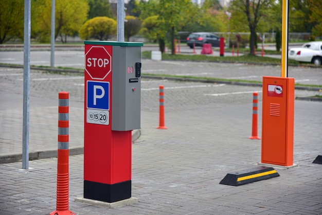 Einfahrt zu einem kostenpflichtigen Parkplatz in der Stadt