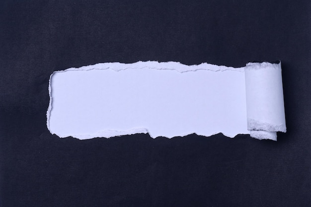 Einfarbiges zerrissenes Papier mit Platz für Text. Schwarz-Weiß-Farbe.