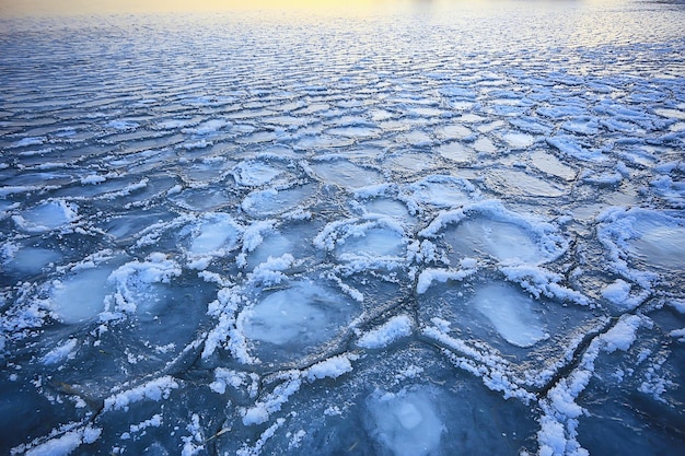 einfrierende runde stücke des meereises, ozeanhintergrund winterklima küste