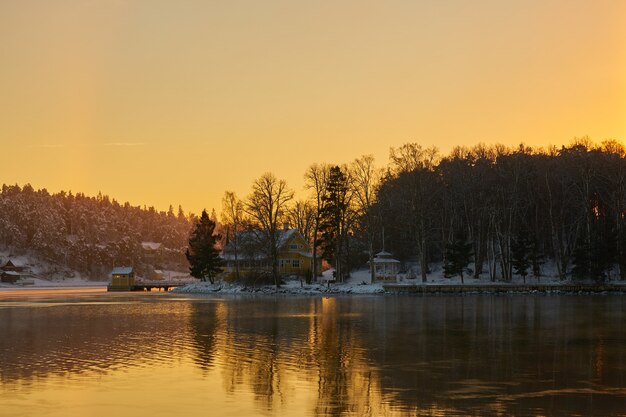 Einfrierendes Meer bei Sonnenuntergang im Archipel nahe Turku Finnland. Speicherplatz kopieren.