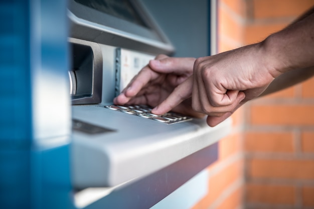 Eingabe einer Debitkarten-PIN auf einer ATM-Tastatur