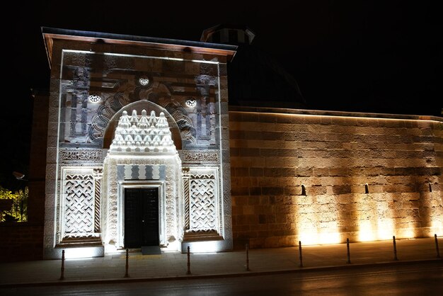 Eingang der Karatay Madrasa in Konya Turkiye