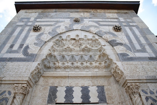 Eingang der Karatay Madrasa in Konya Turkiye