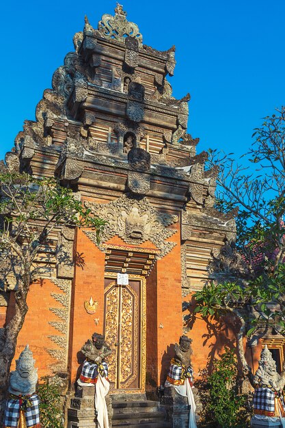 Eingang des berühmten balinesischen Palastes in Ubud