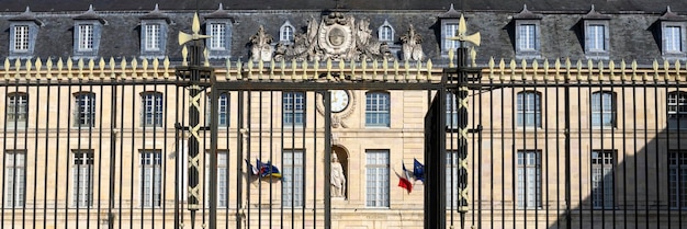 Eingang des Rathauses in der Stadt Dijon