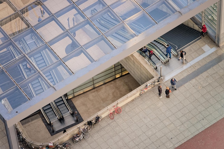 Foto eingang im bahnhof potsdamer platz im deutschen stadtzentrum in berlin in deutschland in europa. gebäudearchitektur