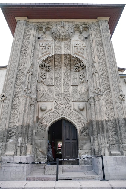 Eingang von Ince Minarett Medrese als Museum für Stein- und Holzkunst in Konya Turkiye