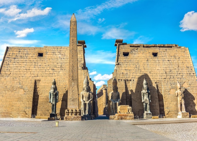 Eingang zum ägyptischen Luxor-Tempel und blauen bewölkten Himmel