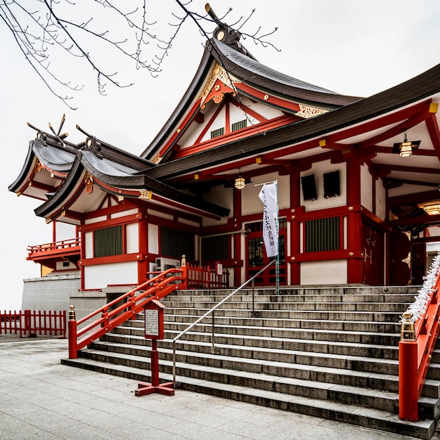 Foto eingang zum traditionellen japanischen holztempel