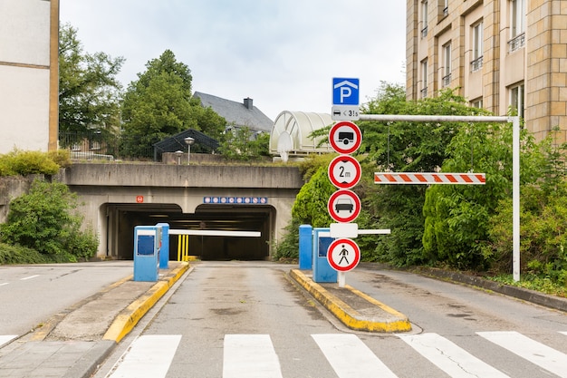 Eingang zum Tunnel, europäische Stadt, niemand.