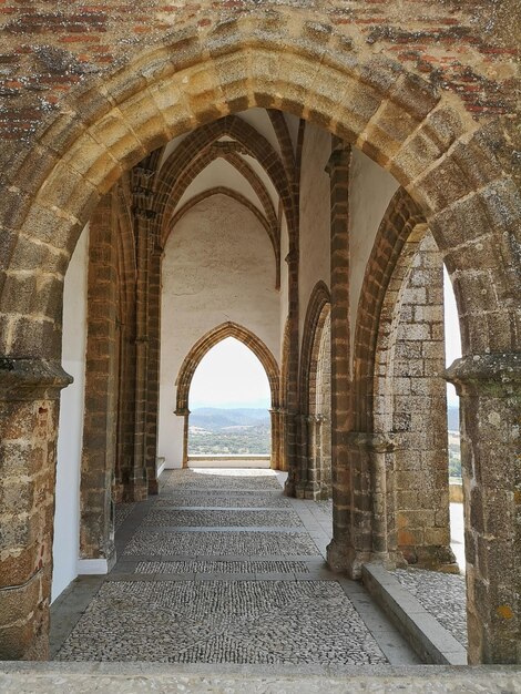 Foto eingangsbögen der aracena-kirche in der provinz huelva