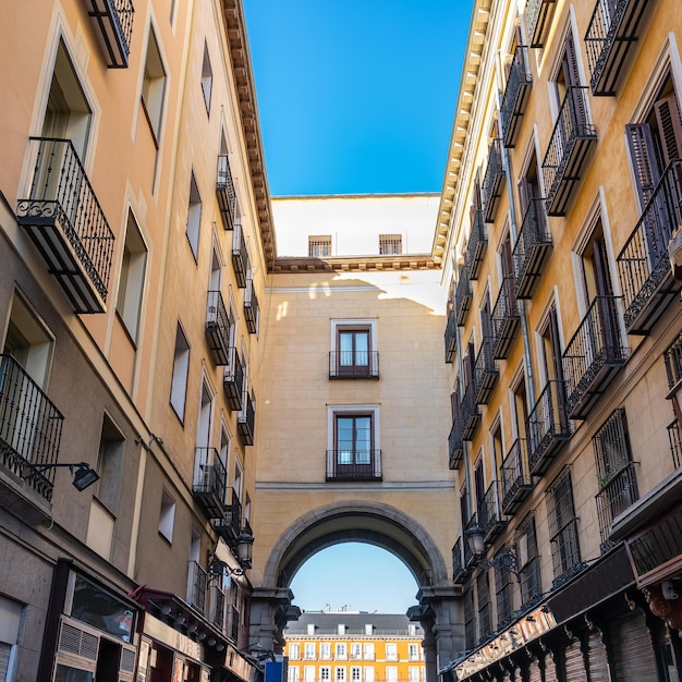 Eingangsbogen unter den Häusern zum Hauptplatz von Madrid Spanien