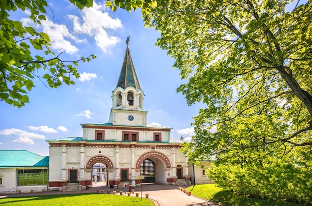 Eingangstor des Kolomenskoye-Parks in Moskau an einem sonnigen Sommertag