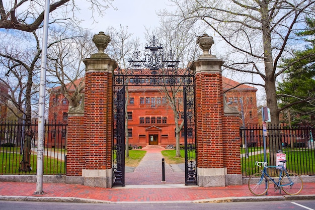 Eingangstor und Ostfassade der Sever Hall in Harvard Yard in Harvard University of Cambridge, Massachusetts, MA, USA. Es dient als Bibliothek, Hörsaal und Unterrichtsraum für verschiedene Lehrveranstaltungen.