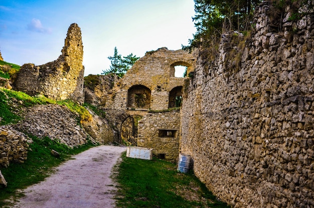 Eingangstor zum alten Schloss Lietava in der Nähe von Zilina Slowakei