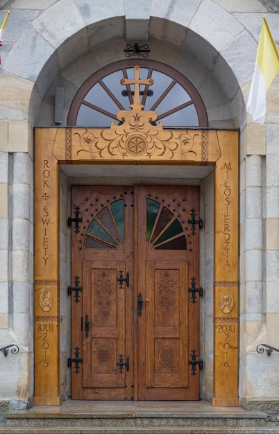 Eingangstor zur Kirche in Zakopane, polnische Tatra