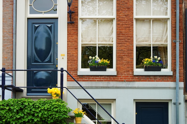 Eingangstür in ein Gebäude traditioneller Architektur in Amsterdam, Niederlande.