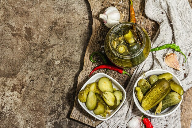 Foto eingelegte gurken für winterliche bio-lebensmittel glas mit hausgemachten gurken clean-eating-vegan-konzept