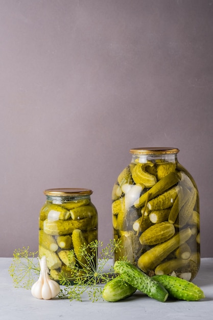 Eingelegte Gurken im Glas Zutaten zum Einlegen von Gurken Gurken Dill-Knoblauch Glas