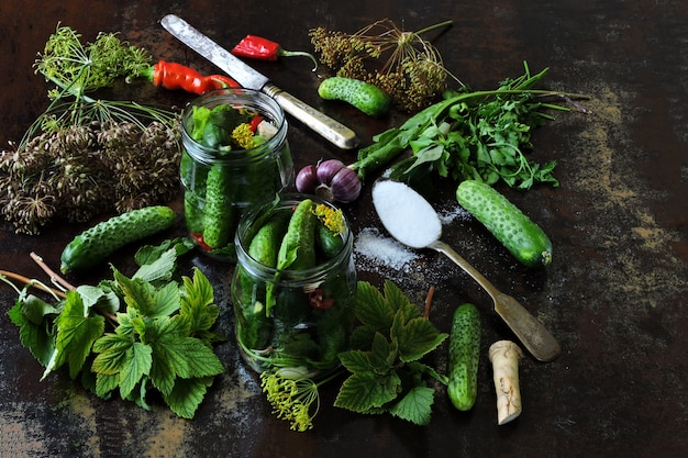 Eingelegte Gurken kochen.