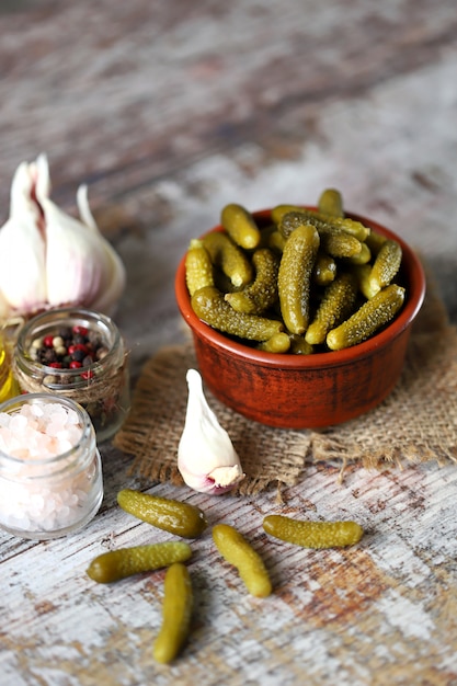 Eingelegte Gurken. Schüssel mit Essiggurken.