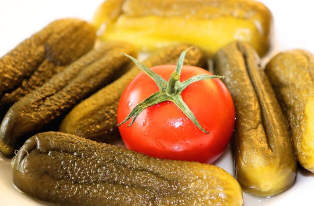 Eingelegte Gurken und Tomaten Tomaten auf dem Tisch, Vorspeise