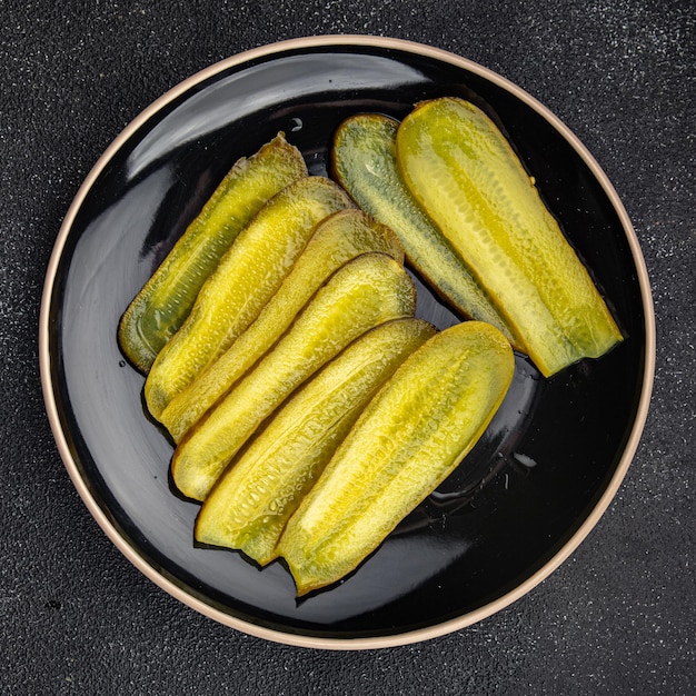 eingelegte Gurkenscheibe für Sandwich-Gemüse-Essen-Mahlzeit-Snack auf dem Tisch, Kopienraum-Essen