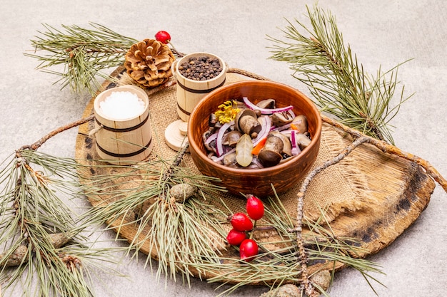 Eingelegte oder fermentierte Pilze. Traditioneller Weihnachtssnack. Neujahr Festliches Besteck