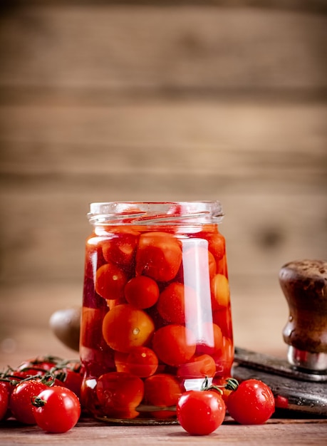 Eingelegte reife Tomaten im Glas
