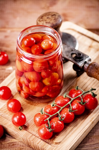 Eingelegte reife Tomaten im Glas