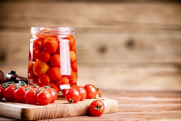 Eingelegte reife Tomaten im Glas